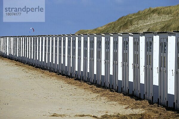 Strandhäuser am Strand auf der Insel Texel  Holland  Nordholland  Niederlande  Europa