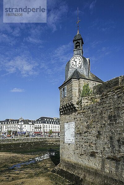 Glockenturm am Eingangstor zur mittelalterlichen Ville Close in Concarneau  Finistère  Bretagne  Frankreich  Europa