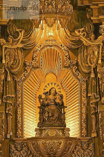 San Juan Bautista  Parochial Mayor Kirche  Altar aus Zederholz mit Goldeinlegearbeiten  Remedios  Santa Clara Provinz  Kuba  Mittelamerika
