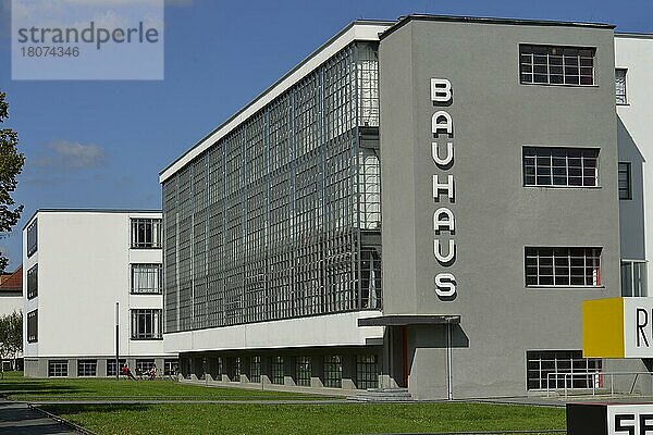 Bauhausgebäude  Gropiusallee  Dessau  Sachsen-Anhalt  Deutschland  Europa