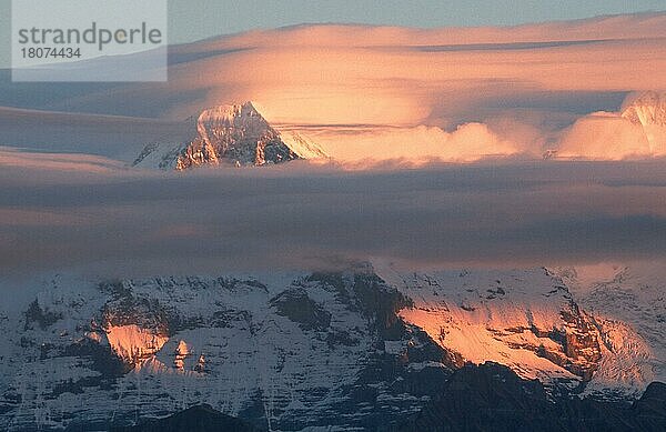 Alpengipfel in Wolken (Eiger)  Berner Oberland (Europa) (Landschaften) (landscapes) (Querformat) (horizontal) (Berge) (Gebirge) (mountas)  im Abendlicht  Blick vom Niederhorn  Schweiz  Europa