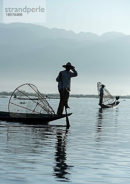 Beinarbeitende Intha-Fischer mit traditionellen konischen Netzen  Inle-See  Burma (Myanmar)