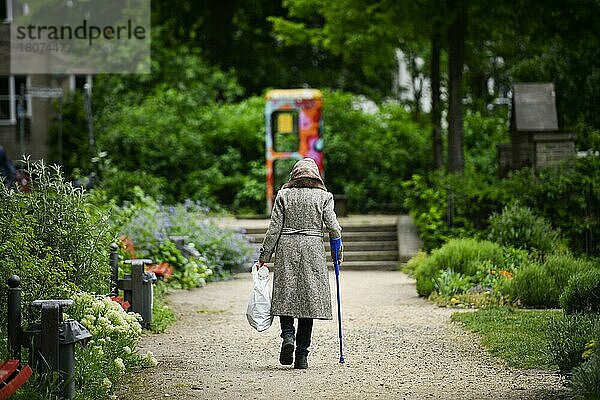 Gestelltes Symbolfoto  Altersarmut  Seniorin  Flaschensammeln  Park