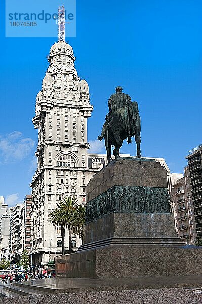 Reiterstandbild Jose Artigas  Palacio Salvo  Plaza Independencia  Montevideo  Uruguay  Südamerika