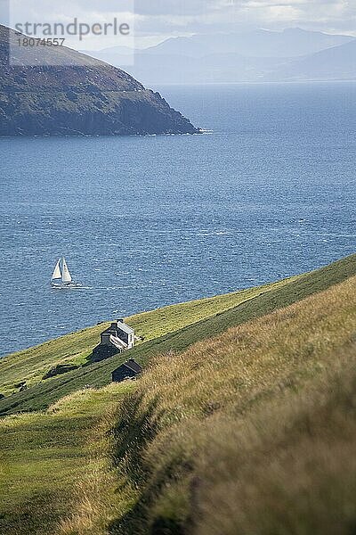 Blick auf den Blasket Sound und das Festland von Great Blasket Island an einem schönen Augusttag  County Kerry  Irland  Europa