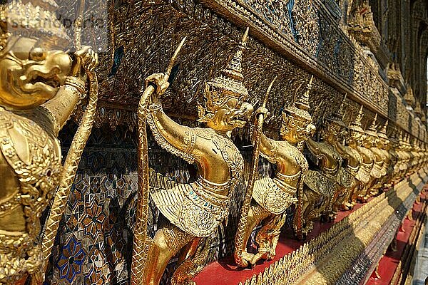 Garuda and Nagas an Außenseite des Ubosot  Wat Phra Kaeo  Tempel des Smaragd-Buddha  Wat Phra Si (Rattana) Satsadaram  Tempel des Königs im alten Königspalast  Phra Nakhon Distrikt  Bangkok  Thailand  Asien