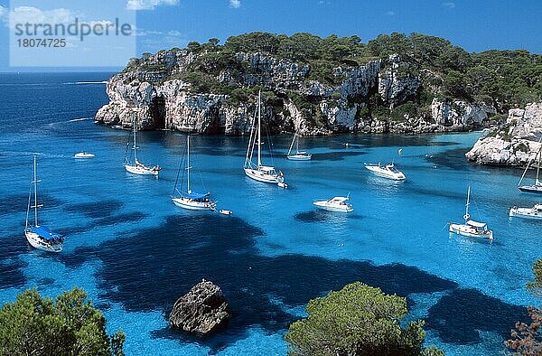 Segelboote in der Bucht  Cala Macarella  Menorca  Balearische Inseln  Spanien  Europa
