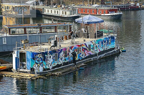 Graffiti Design an einem alten Hausboot  Berlin  Deutschland  Europa