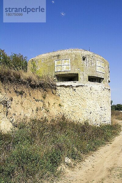 Alter miltaerischer Bunker aus dem II Weltkrieg über dem Strand in Obsor  Bulgarien  Europa