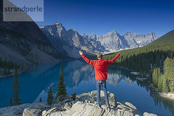 Tourist mit offenen Armen am Aussichtspunkt mit Blick auf den Moraine Lake im Valley of the Ten Peaks  Banff National Park  Alberta  Kanada  Nordamerika