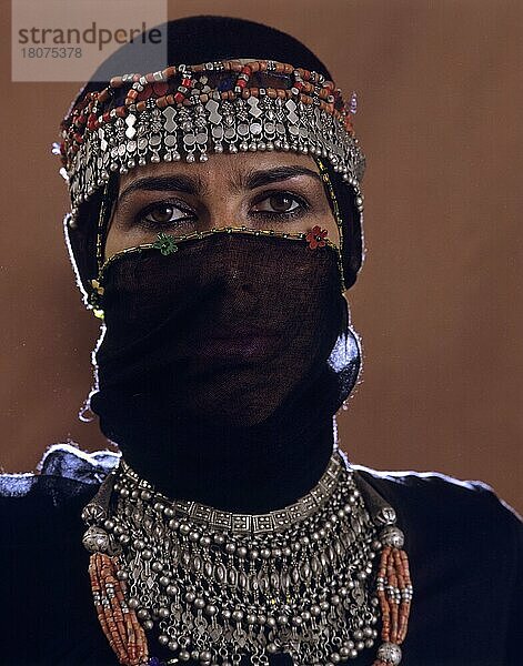 Junge Frau mit Gesichtsschleier und antikem Silberschmuck  Sanaa  Jemen  Asien