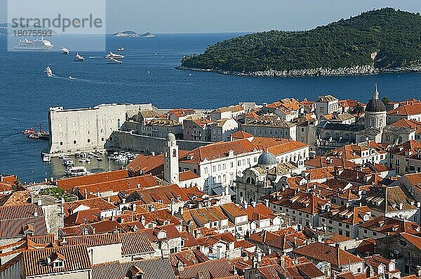 Blick von der Stadtmauer  Altstadt  Dubrovnik  Dalmatien  Kroatien  Insel Lokrum  Europa