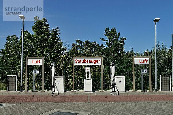 Luftdruck  Staubsauger  Tankstelle  Sachsendamm  Tempelhof  Berlin  Deutschland  Europa