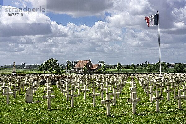 Friedhof Saint-Charles de Potyze für französische Soldaten des Ersten Weltkriegs in Ieper  Belgien  Europa