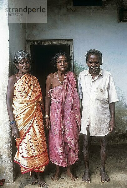Kurumba Stammesangehörige in der Nähe des Silent Valley  Kerala  Indien  Asien