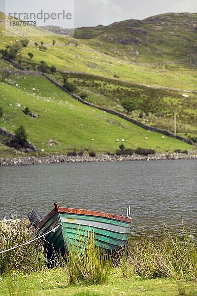 An einem See im Westen Irlands vertäutes Boot. Grafschaft Galway  Irland  Europa