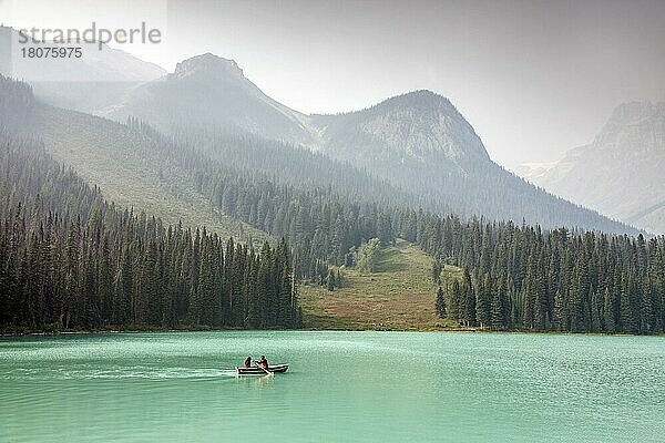 Touristen im Ruderboot auf dem Emerald Lake  Yoho National Park  British Columbia  Kanada  Nordamerika