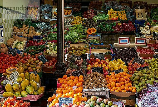 Obst- und Gemüsestand  Markthalle  Mercado de Nuestra Señora de África  Santa Cruz de Tenerife  Teneriffa  Kanarische Inseln  Spanien  Europa