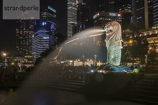 Der Merlion  bei Nacht  Singapur  Asien