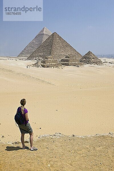 Touristin an den Pyramiden von Gizeh  Kairo  Ägypten  Afrika