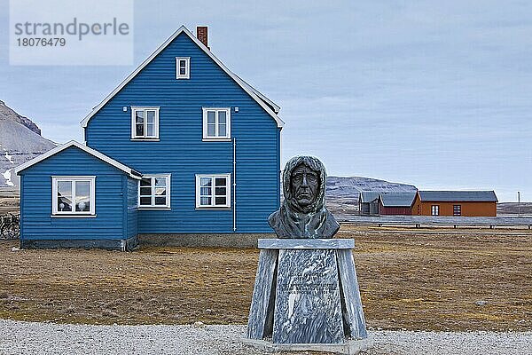 Statue des norwegischen Entdeckers Roald Amundsen im abgelegenen Dorf Ny Alesund  Svalbard  Norwegen  Europa