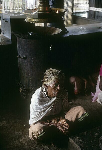 Eine alte Frau meditiert im Tempel  Kochi  Cochin  Kerala  Indien  Asien