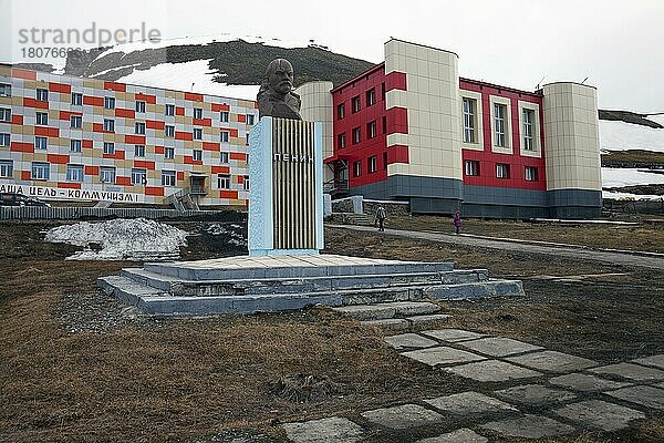 Lenin-Statue in Barentsburg  russische Kohlebergbausiedlung am Isfjorden  Spitzbergen  Svalbard  Norwegen  Europa