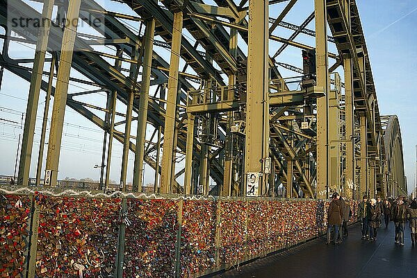 Liebesschlösser  Hohenzollernbrücke  Köln  Nordrhein-Westfalen  Deutschland  Europa