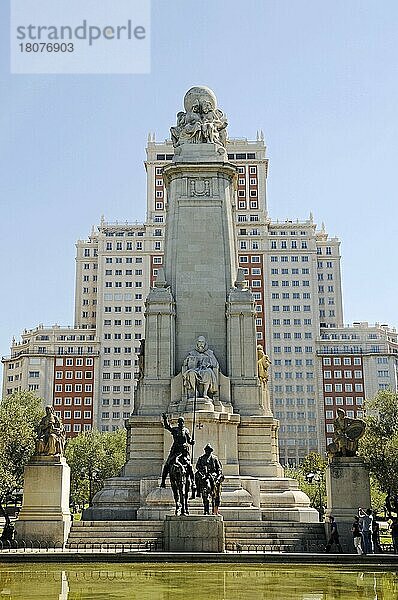 Miguel de Cervantes-Denkmal  Skulpturen von Don Quijote und Sancho Panza  Plaza de Espana  Madrid  Spanien  Europa