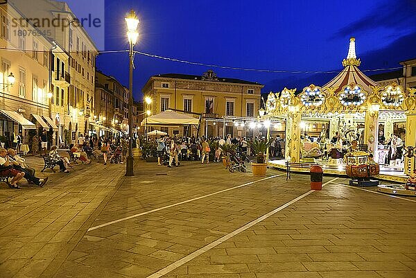 Piazza Matteotti  Platz  Abend  Nacht  Menschen  Karussell  Sarzana  Provinz La Spezia  Ligurien  Italien  Europa