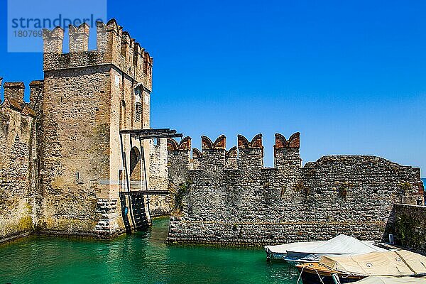 Sirmione mit Skaligerkastell  am südlichen Gardasee  Italien  Sirmione  Gardasee  Italien  Europa