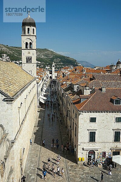 Blick von der Stadtmauer  Placa  Flaniermeile Stradun  Altstadt  Dubrovnik  Dalmatien  Kroatien  Franzianerkloster  Europa