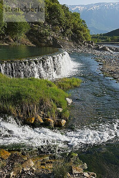 Schwefelhaltige warme Quelle  Thermalquelle  Fluss Lengarica  Benja  Benje  Albanien  Europa