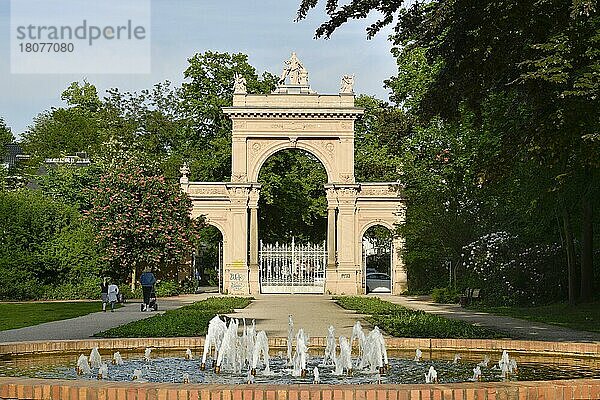 Eingangstor  Brunnen  Bürgerpark  Pankow  Berlin  Deutschland  Europa