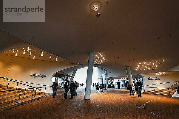 Besucher auf der Aussichtsplattform Plaza  beleuchtete Treppenaufgänge  Gegenlicht  Konzerthaus Elbphilharmonie  Hamburg  Deutschland  Europa