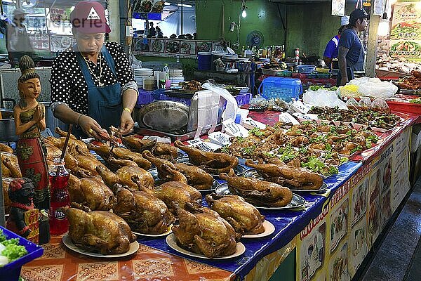 Marktstand mit landestypischen Speisen  Naka Weekend Market  Phuket  Thailand  Asien