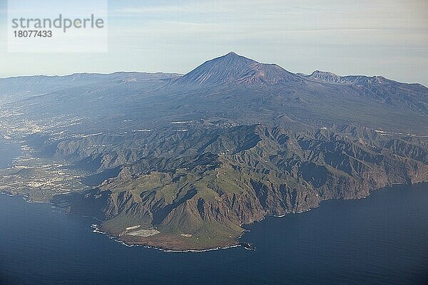 Teno Gebirge mit Teide im Hintergrund  Teneriffa  Kanaren  Spanien  Europa