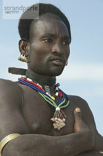 Hamar-Mann mit Ohrringen und Halsketten  Omo-Tal  Süd Äthiopien  Perlenketten