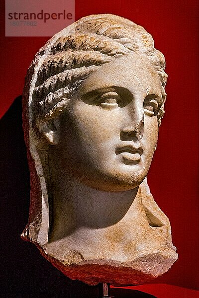 Weiblicher Marmorkopf mit Melonfrisur  2. Jhd. v. Chr. Archäologisches Nationalmuseum  Taranto  Apulien  Taranto  Apulien  Italien  Europa