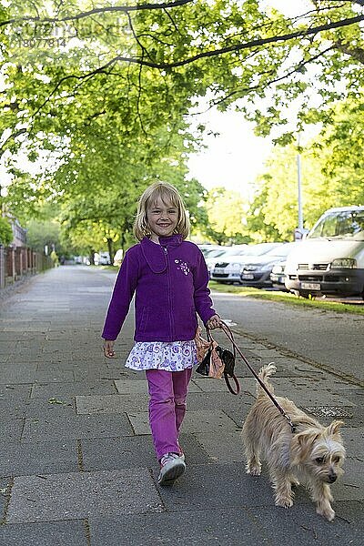 Mädchen (5) mit Hund (Promenadenmischung)  Gassi gehen  Kiel  Deutschland  Europa