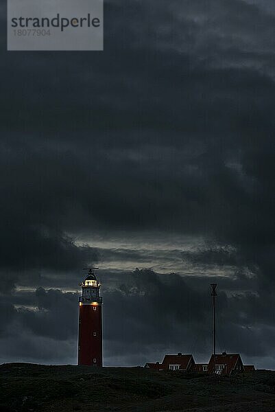 Eierland-Leuchtturm mit Laternenlicht über dem nächtlichen Wattenmeer auf der niederländischen Insel Texel  Westfriesische Inseln  Nordholland  Niederlande  Europa