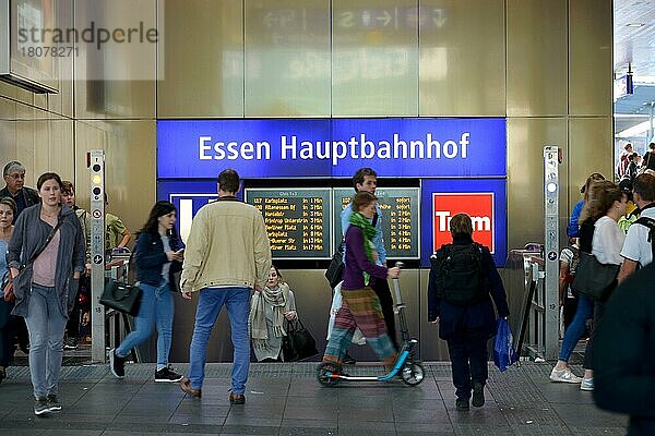 Anzeigetafel  U-Bahn  Hauptbahnhof  Essen  Nordrhein-Westfalen  Deutschland  Europa