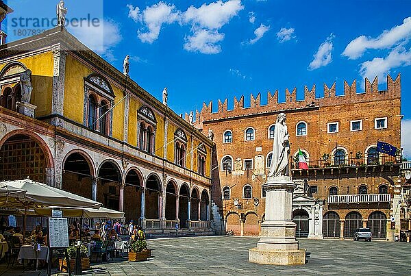 Denkmal für Dante  Piazza delle Erbe  Verona mit mittelalterlicher Altstadt  Venetien  Italien  Verona  Venetien  Italien  Europa