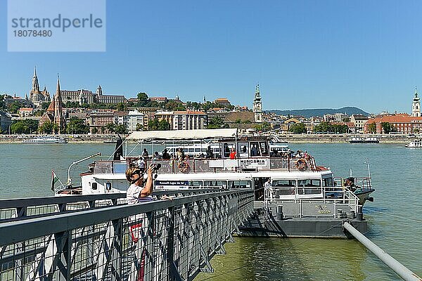 Fähre  Donau  Budapest  Ungarn  Europa