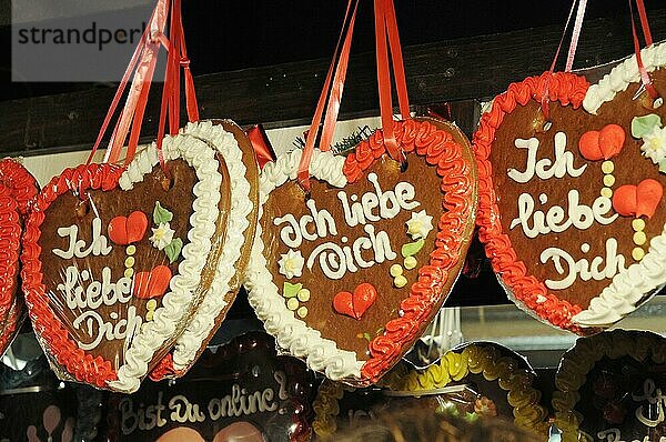 Marktstand mit Lebkuchen  Schriftzug Ich liebe Dich  Weihnachtsmarkt  Dortmund  Nordrhein-Westfalen  Deutschland  Europa