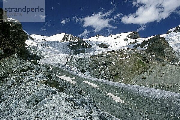 Von einem zurückweichenden Gletscher ausgeschnittenes Tal mit Moräne  Alpen  Italien  Europa