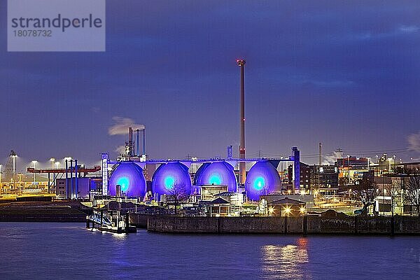 Blau illuminiete Kläranlage Köhlbrandhöft im Hamburger Hafen am Abend  Hamburg  Deutschland  Europa