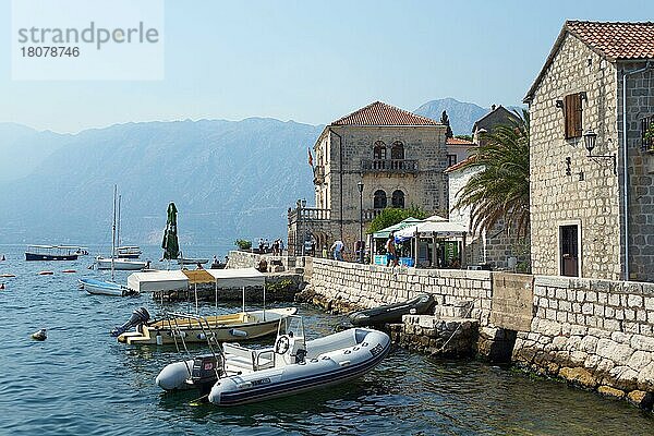 Hafen und Patrizierpalast  Perast  Bucht von Kotor  Montenegro  Europa