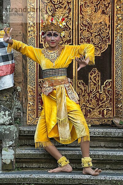 Aufführung des balinesischen Kecak-Tanzes  Ubud  Bali  Indonesien  Asien
