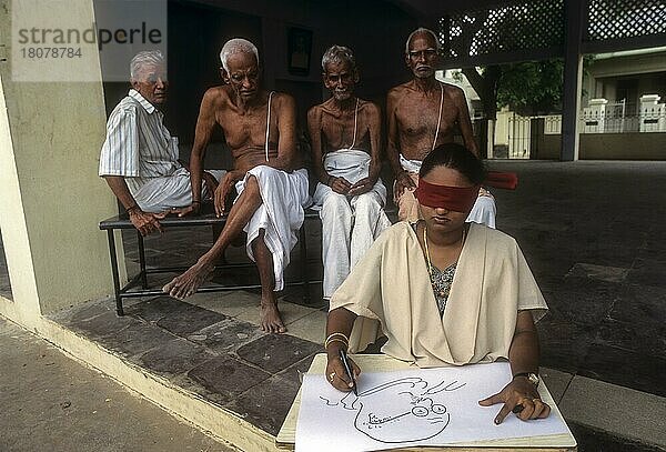 Frau Vishnuprabha Chandraraja in Rajapalayam  Tamil Nadu  schafft mit verbundenen Augen berühmte Kunstwerke